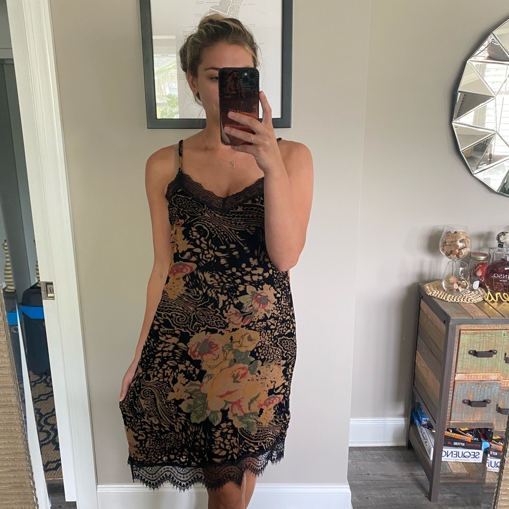 Velvet floral dress with lace